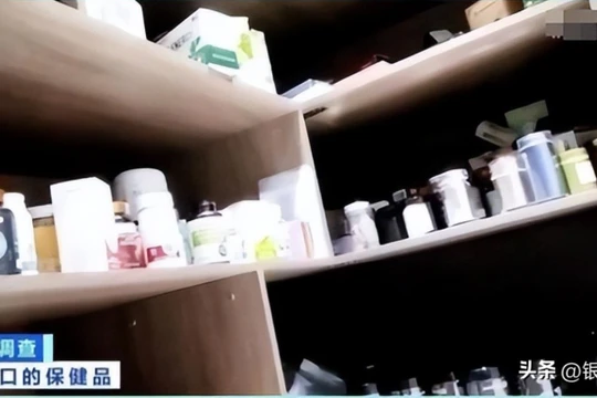 Các sản phẩm thực phẩm chức năng giả nhập ngoại công khai bày bán trong các cửa hàng. Ảnh: CCTV/Toutiao.