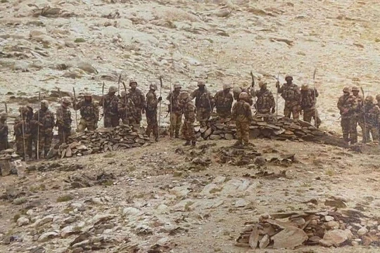 Hình ảnh lính PLA mang súng và gậy gộc, giáo, trường đao kéo đến vị trí của lính biên phòng Ấn Độ hôm 7/9 (Ảnh: Đa Chiều).