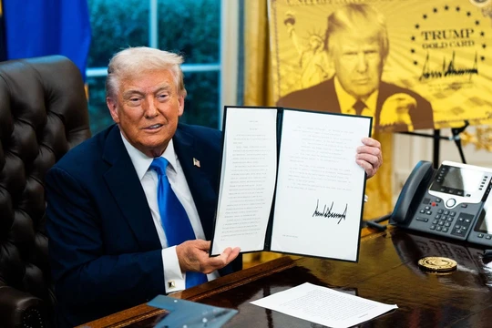 Tổng thống Mỹ Trump ký sắc lệnh phát hành Thẻ vàng Trump với giá 1 triệu USD. Ảnh: Getty.