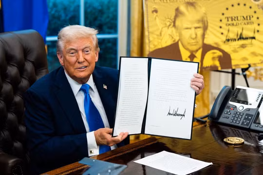 Tổng thống Mỹ Trump ký sắc lệnh phát hành Thẻ vàng Trump với giá 1 triệu USD. Ảnh: Getty.
