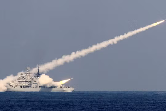 Quân đội Trung Quốc sẽ lần đầu tiên bắn đạn thật vũ khí tầm xa ở eo biển Đài Loan (Ảnh: Xinhua).