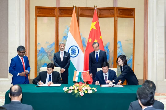 Bộ trưởng Ngoại giao hai nước Trung Quốc và Ấn Độ chứng kiến ký kết Thỏa thuận 5 điểm sau cuộc hội đàm đêm khuya ngày 10/9 (Ảnh: Đa Chiều).