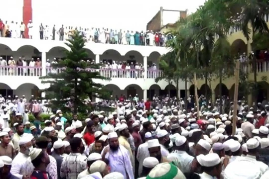 Bất chấp lệnh cấm tụ tập 5 người trở lên, 100 ngàn người Bangladesh đã tham dự lễ tang một giáo sĩ đạo Hồi gây nên lo ngại về vụ lây nhiễm lớn (Ảnh: creaders.net)