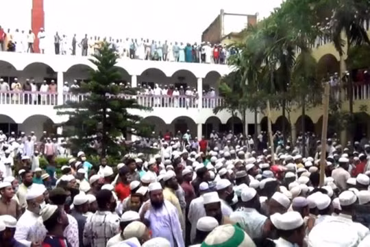 Bất chấp lệnh cấm tụ tập 5 người trở lên, 100 ngàn người Bangladesh đã tham dự lễ tang một giáo sĩ đạo Hồi gây nên lo ngại về vụ lây nhiễm lớn (Ảnh: creaders.net)
