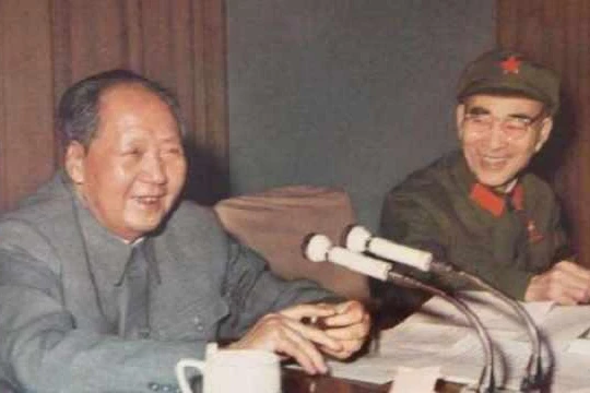 Các ông Mao Trạch Đông và Lâm Bưu khi còn thân thiết trong Cách mạng Văn hóa (Ảnh: VCG).