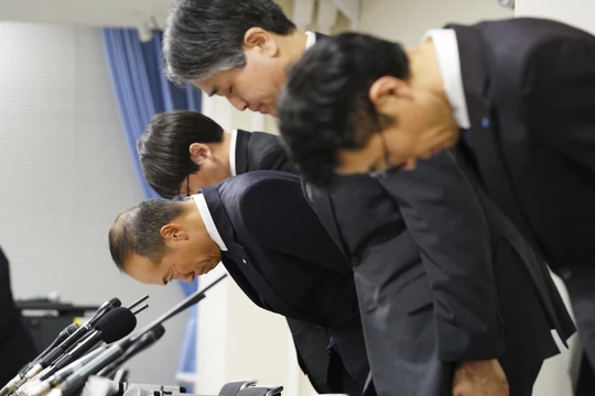 Các lãnh đạo công ty Kobayashi Pharmaceutical xin lỗi công chúng vì sản phẩm gây nguy hại tính mạng người dùng (Ảnh: Thepaper)