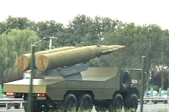 Hai quả tên lửa bị bọc kín này được cho là tên lửa siêu vượt âm chống hạm YJ-17. Ảnh: Topwar.