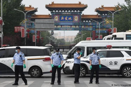 Chợ bán buôn Tân Phát Địa, nơi bị coi là ổ dịch đã bị phong tỏa (Ảnh: AFP).