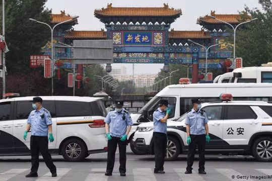 Chợ bán buôn Tân Phát Địa, nơi bị coi là ổ dịch đã bị phong tỏa (Ảnh: AFP).