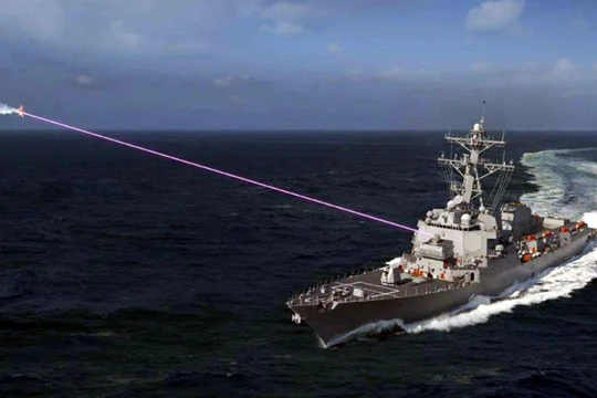 Tàu chiến Mỹ thử nghiệm dùng vũ khí laser tiêu diệt máy bay không người lái (Ảnh: Dwnews).