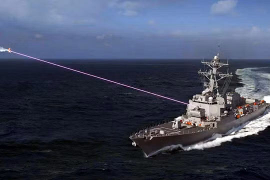 Tàu chiến Mỹ thử nghiệm dùng vũ khí laser tiêu diệt máy bay không người lái (Ảnh: Dwnews).