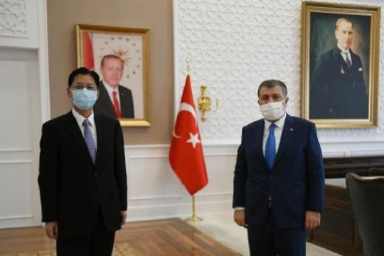 Đại sứ Trung Quốc tại Thổ Nhĩ Kỳ Lưu Thiếu Bân (trái), người bị triệu tập hôm 6/4 về hai bản tweet gây hấn (Ảnh: ETtoday).