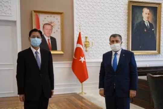 Đại sứ Trung Quốc tại Thổ Nhĩ Kỳ Lưu Thiếu Bân (trái), người bị triệu tập hôm 6/4 về hai bản tweet gây hấn (Ảnh: ETtoday).