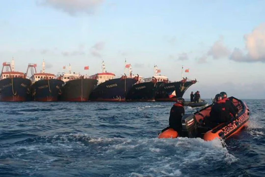 Tàu cảnh sát biển Philippines tập trận đến sát các tàu dân quân biển Trung Quốc (Ảnh: AP).