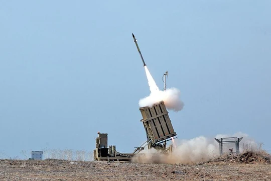 Hệ thống Iron Dome phóng tên lửa đánh chặn (Ảnh: wiki).