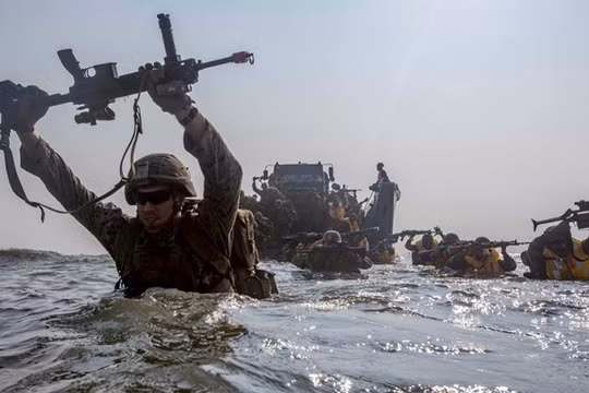 Báo Đài Loan đưa tin Lính thủy đánh bộ Mỹ tới Đài Loan giúp huấn luyện gây nhiều bàn luận, phỏng đoán (Ảnh: Dongfang).