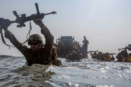 Báo Đài Loan đưa tin Lính thủy đánh bộ Mỹ tới Đài Loan giúp huấn luyện gây nhiều bàn luận, phỏng đoán (Ảnh: Dongfang).