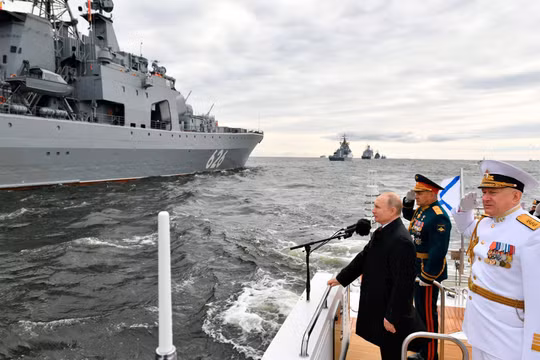 Tổng thống Putin duyệt binh trên biển nhân Ngày Hải quân Nga (Ảnh: AP).