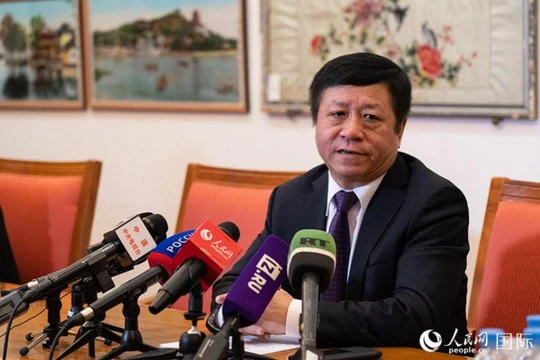 Đại sứ Trung Quốc tại Nga Trương Hán Huy, người đang hứng chịu búa rìu dư luận vì những phát ngôn xúc phạm những người Trung Quốc từ Nga về nước (Ảnh: NDNB)