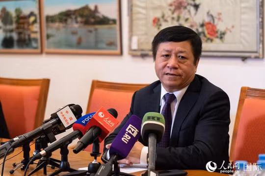 Đại sứ Trung Quốc tại Nga Trương Hán Huy, người đang hứng chịu búa rìu dư luận vì những phát ngôn xúc phạm những người Trung Quốc từ Nga về nước (Ảnh: NDNB)