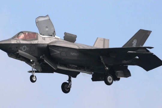 Chiếc F-35B giá hơn 100 triệu USD bị rơi do va chạm với máy bay tiếp dầu trên không KC-130 (Ảnh: Sohu).