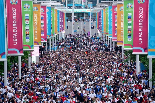 Các quan chức Tổ chức Y tế Thế giới lo ngại Giải bóng đá EURO-2020 sẽ khiến dịch COVID-19 ở châu Âu bùng phát trở lại (Ảnh: AP).