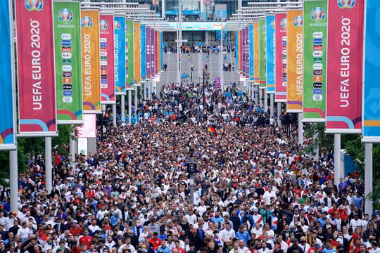 Các quan chức Tổ chức Y tế Thế giới lo ngại Giải bóng đá EURO-2020 sẽ khiến dịch COVID-19 ở châu Âu bùng phát trở lại (Ảnh: AP).