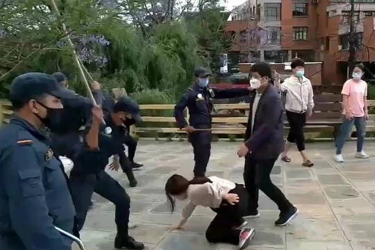 Những người Trung Quốc bị kẹt lại Nepal biểu tình đòi về nước bị cảnh sát Nepal đánh đập (Ảnh: DF).