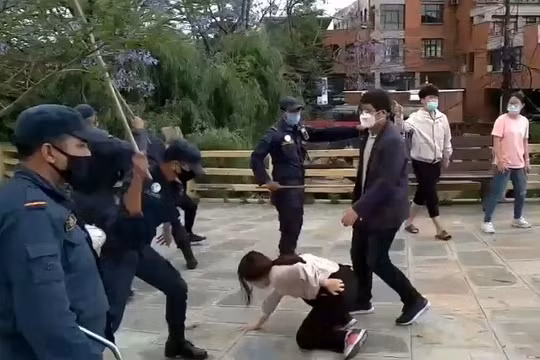 Những người Trung Quốc bị kẹt lại Nepal biểu tình đòi về nước bị cảnh sát Nepal đánh đập (Ảnh: DF).