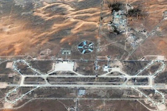 Căn cứ không quân Al-Wahtiya tan hoang sau khi bị máy bay lạ không kích (Ảnh: Toutiao).