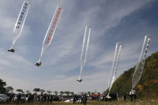 Từ nay, việc thả bóng bay mang truyền đơn từ Hàn Quốc sang Triều Tiên sẽ bị coi là phạm tội (Ảnh: Reuters).