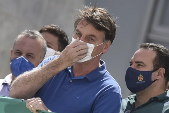 Tổng thống Bolsorano bị coi là liên quan đến việc Brazil trở thành quốc gia bị dịch nghiêm trọng thứ hai thế giới (Ảnh: AP)