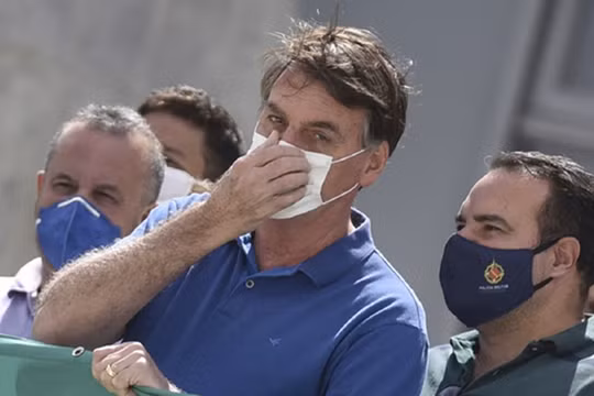 Tổng thống Bolsorano bị coi là liên quan đến việc Brazil trở thành quốc gia bị dịch nghiêm trọng thứ hai thế giới (Ảnh: AP)