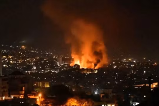 Tên lửa Hezbollah gây cháy nổ ở miền Bắc Israel (Ảnh: NetEasy)