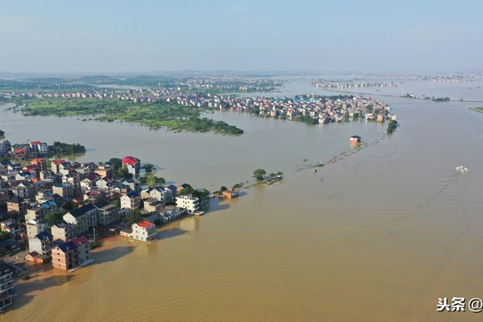 Hồ Phàn Dương lớn nhất Trung Quốc bị vỡ đập nhiêu điểm gây ngập lụt lớn (Ảnh Toutiao).