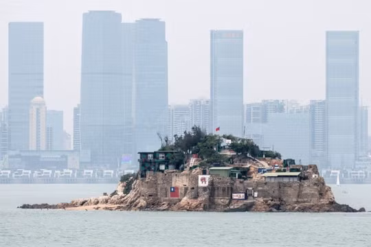 Đảo Tiểu Kim Môn chỉ cách thành phố Hạ Môn, Phúc Kiến hơn 2km, là tiền đồn quân sự của Đài Loan (Ảnh: Getty).