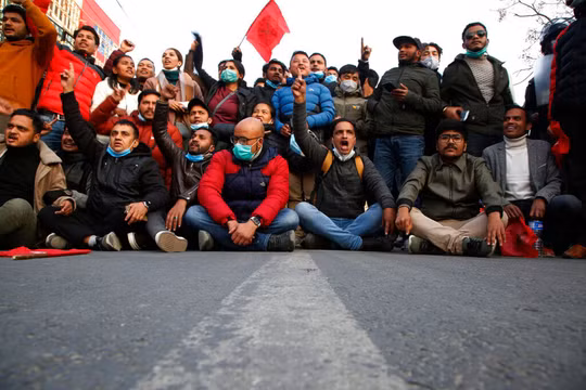 Người Nepal biểu tình phản đối giải tán quốc hội hôm 20/12 (Ảnh: AP).