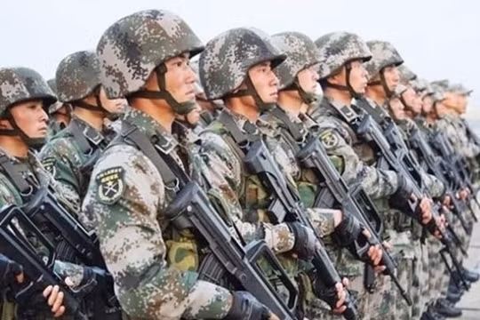 Luật Quốc phòng sửa đổi của Trung Quốc đưa thêm "lợi ích phát triển" bị đe dọa là thêm cớ để phát động chiến tranh (Ảnh: Dongfang).