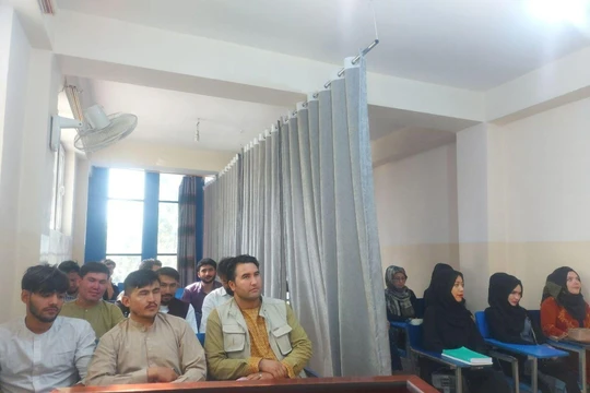 Lớp học tại Đại học Avicenna ở Kabul, nam nữ sinh viên ngồi riêng biệt, có rèm che ở giữa (Ảnh: Dwnews).