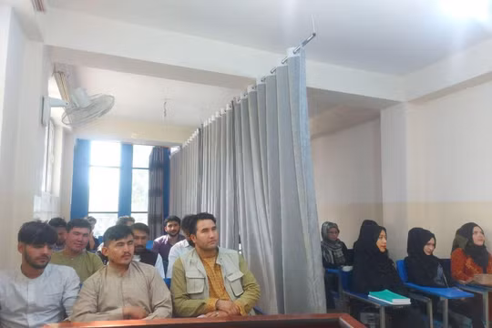 Lớp học tại Đại học Avicenna ở Kabul, nam nữ sinh viên ngồi riêng biệt, có rèm che ở giữa (Ảnh: Dwnews).
