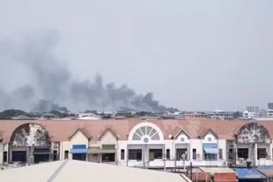 Các nhà máy Trung Quốc trong Khu công nghiệp Hlaing Tharyar bị đốt cháy (Ảnh: Đông Phương).