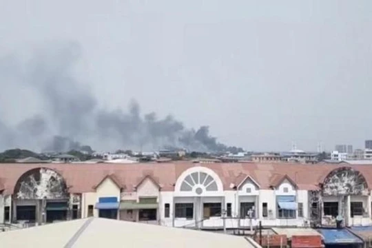 Các nhà máy Trung Quốc trong Khu công nghiệp Hlaing Tharyar bị đốt cháy (Ảnh: Đông Phương).