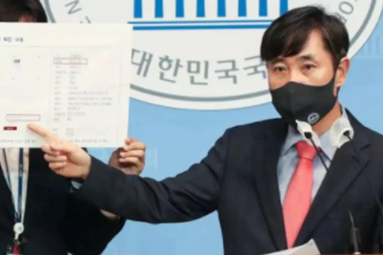 Nghị sĩ Ha Tae-kyung thuyết trình về camera giám sát Trung Quốc cài phần mềm gián điệp trước quốc hội (Ảnh: Chosun).