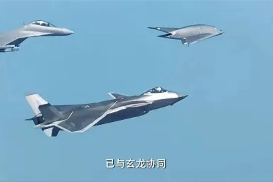 Hình ảnh UAV Huyền Long bay cùng tiêm kích có người lái J-20 và J-16 trong phim "Giấc mơ xa". Ảnh: QQnews.