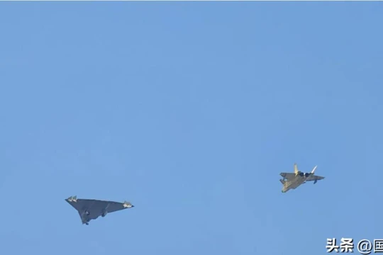 Chiếc "Bạch Đế" (trái) và chiếc J-20S. Ảnh: Toutiao.