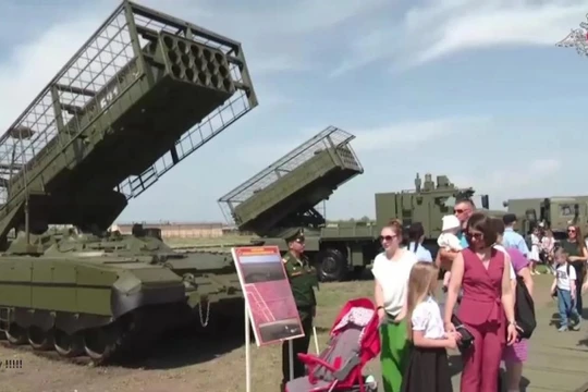 Hệ thống phóng tên lửa nhiệt áp được cho là TOS-3 Dragon (trái) lần đầu tiên xuất hiện bên cạnh TOS-2 Tosochka (Ảnh: BQP Nga)