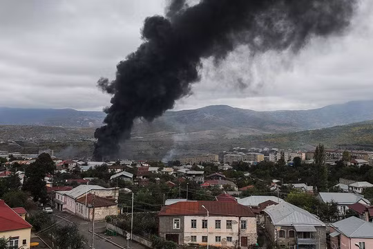 Thành phố Stepanakert thủ phủ của vùng Nagorno-Karabakh bị Azerbaijan pháo kích hôm 4/10 (Ảnh: Sohu).