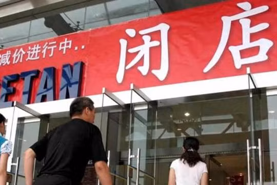 Trung tâm thương mại Istan Thượng Hải thông báo bán hạ giá hàng để đóng cửa. Ảnh: NetEase.