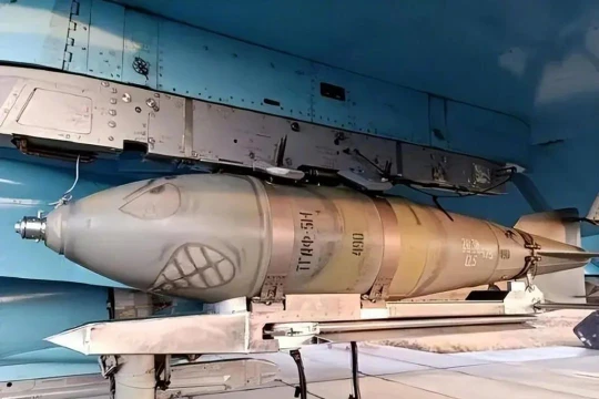 Bom ODAB-1500 được gắn vào giá treo máy bay Su-34. Ảnh: NetEase.