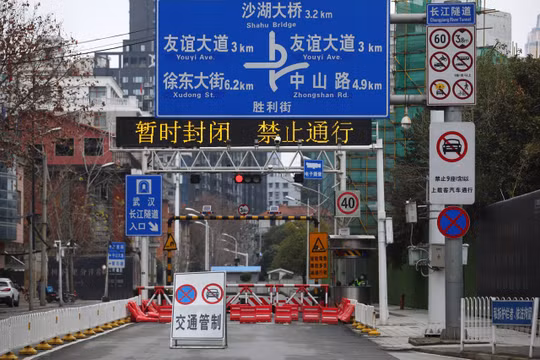 Vũ Hán "phong thành". hầm qua sông Dương Tử bị đóng cửa cấm mọi phương tiện qua lại. (Ảnh: Reuters)